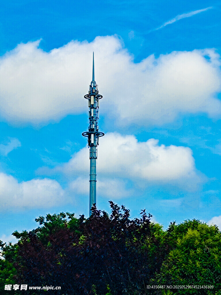 高聳電視塔立于藍天白云下