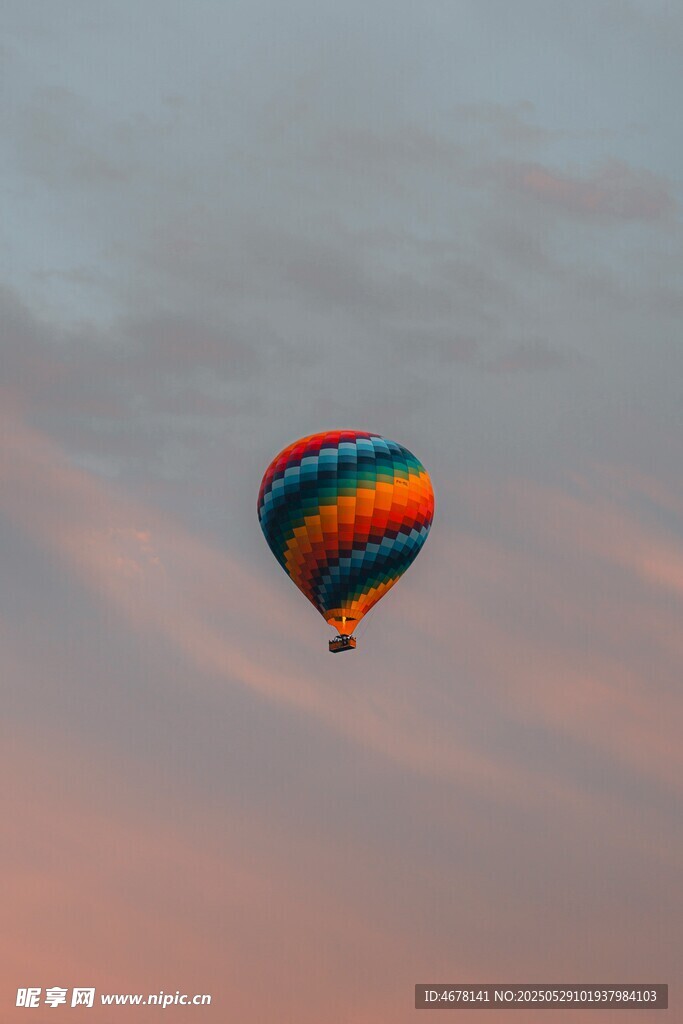 夕陽下的彩色熱氣球
