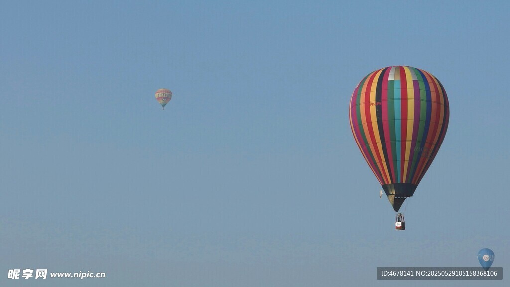 天空中多彩熱氣球飛翔