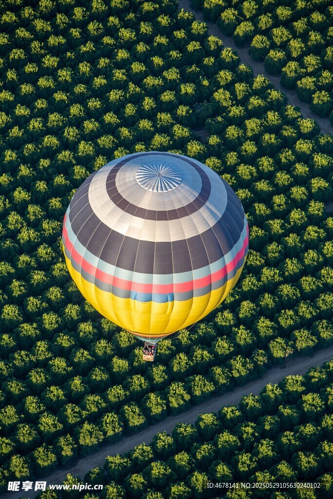 空中俯瞰多彩熱氣球
