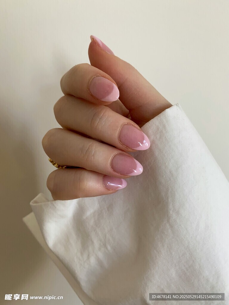 優雅裸粉色美甲手部特寫