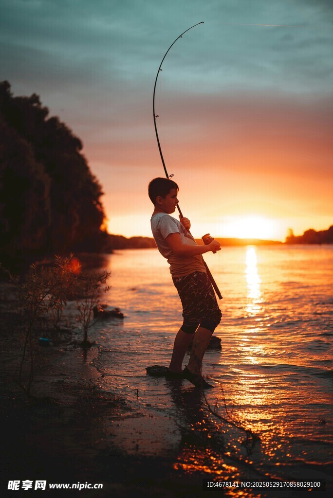 夕陽下的海邊垂釣者