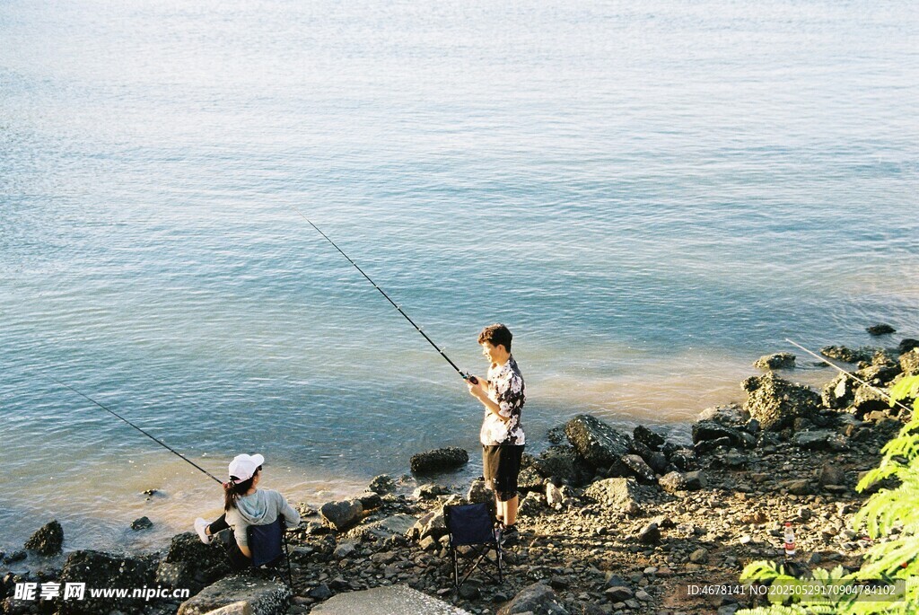 海邊垂釣者享受悠閑時光