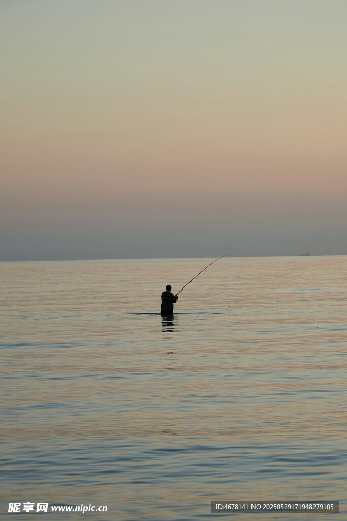夕陽下的海中垂釣者