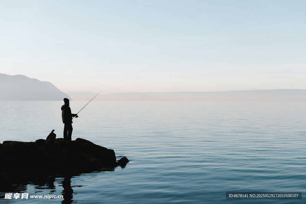 海邊孤影垂釣者