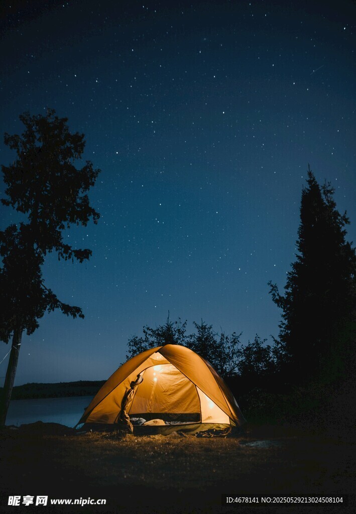 夜晚湖畔的溫馨露營帳篷