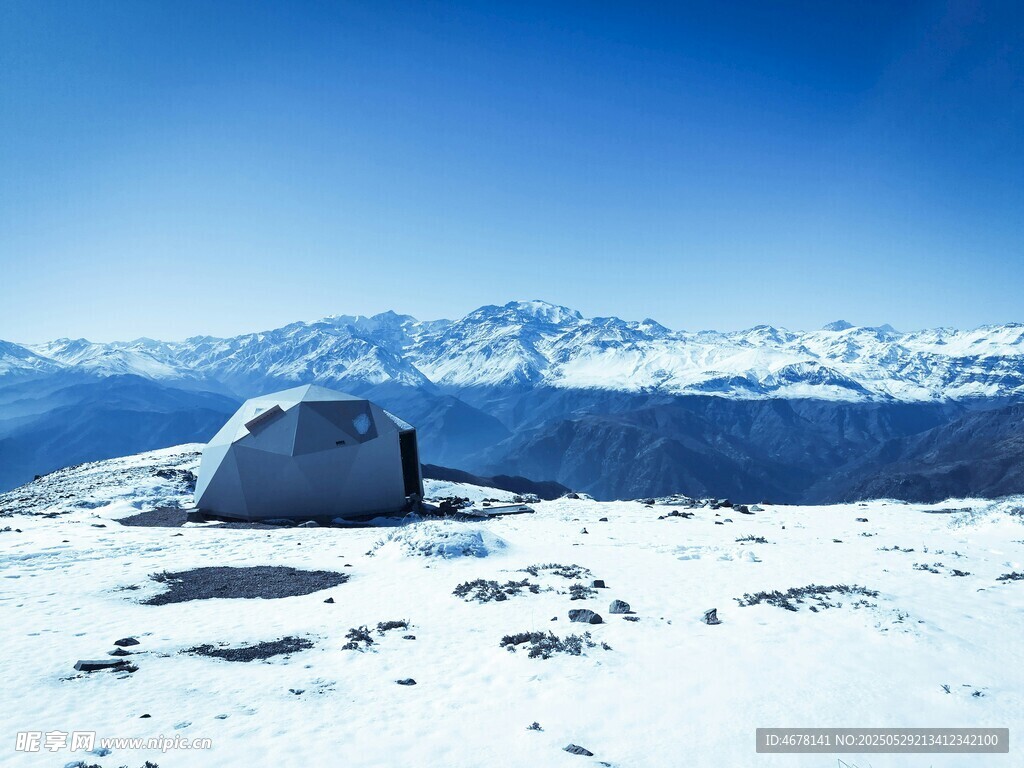 雪山中的孤獨(dú)小屋