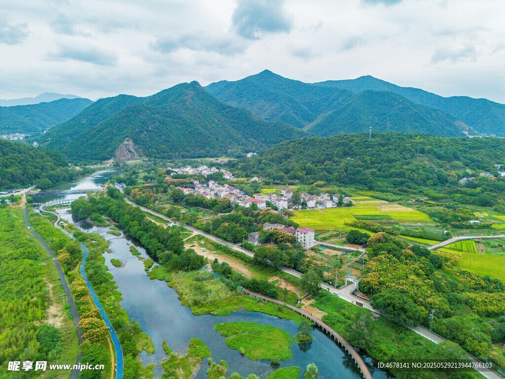 青山綠水間的美麗村落