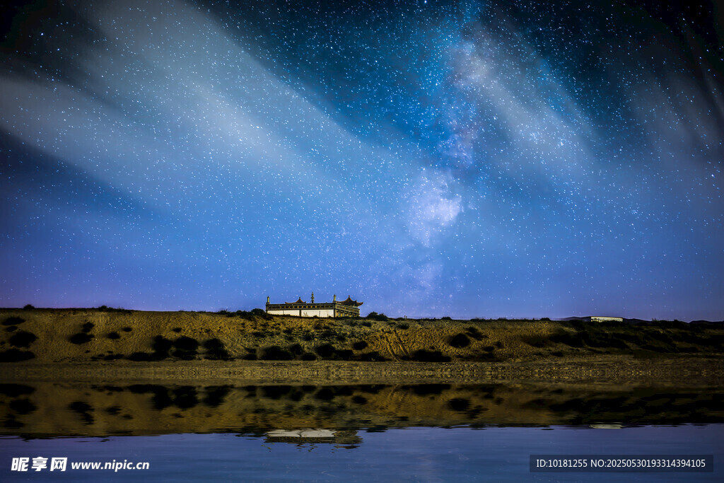 星空下的靜謐湖畔美景