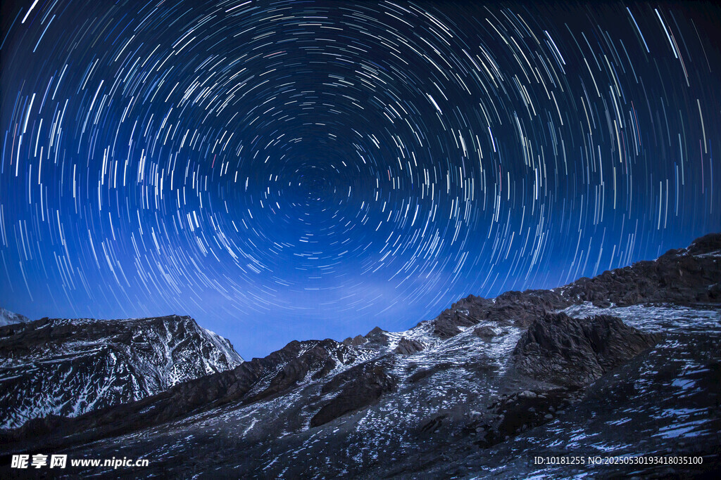 夜空星軌下的壯麗山巒