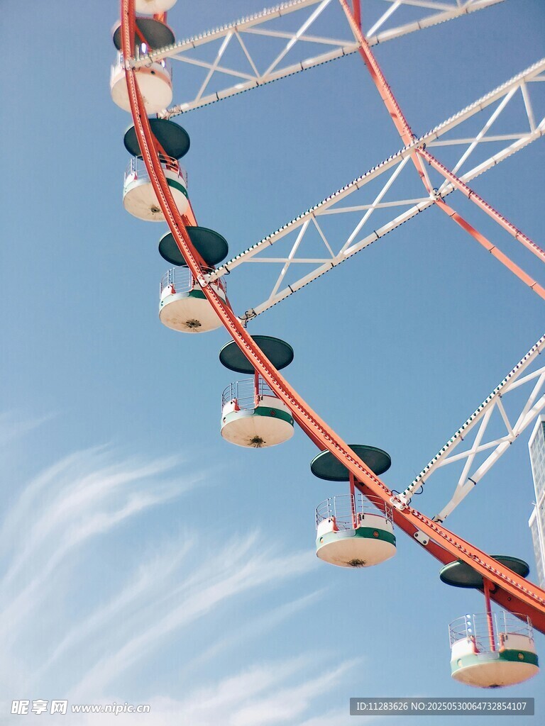 藍天中的絢麗摩天輪