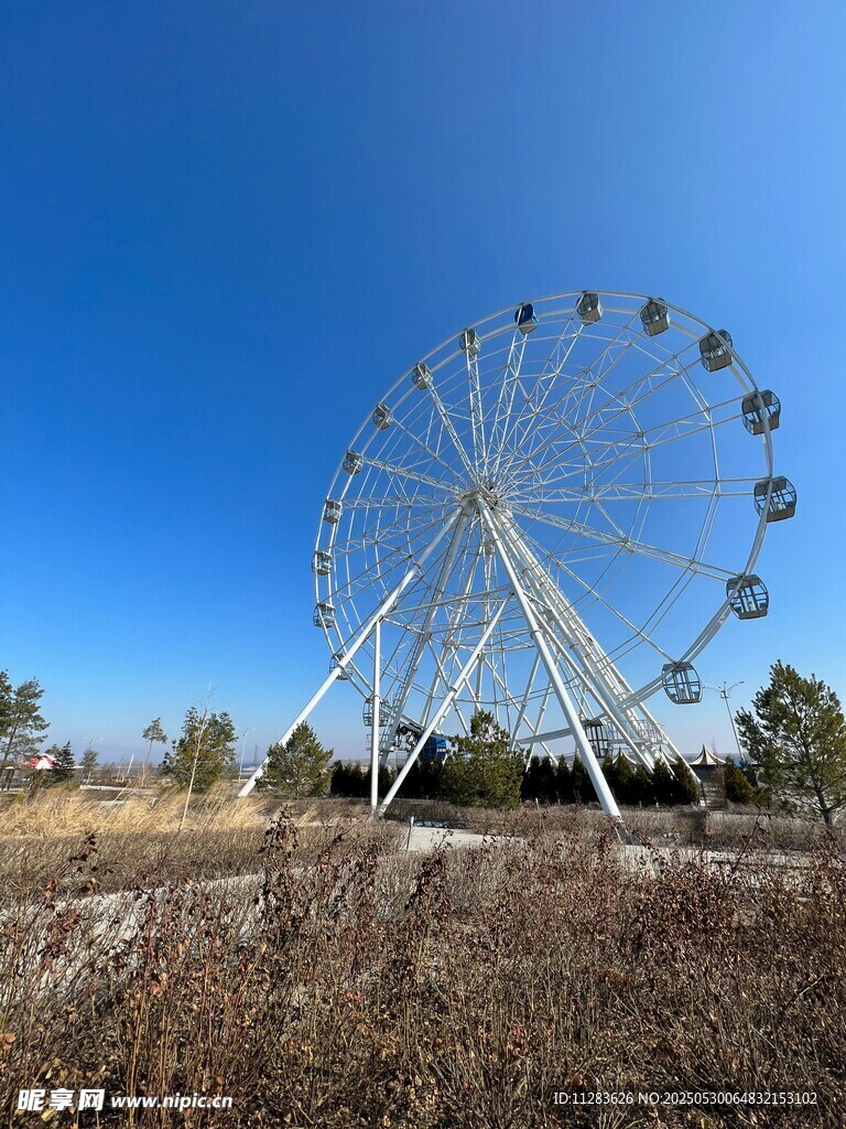 廢棄摩天輪矗立荒野