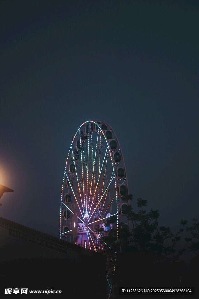 夜幕下絢麗的摩天輪