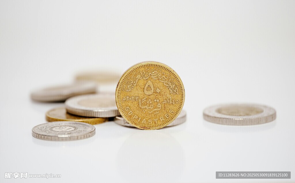 金幣銀幣堆疊展示