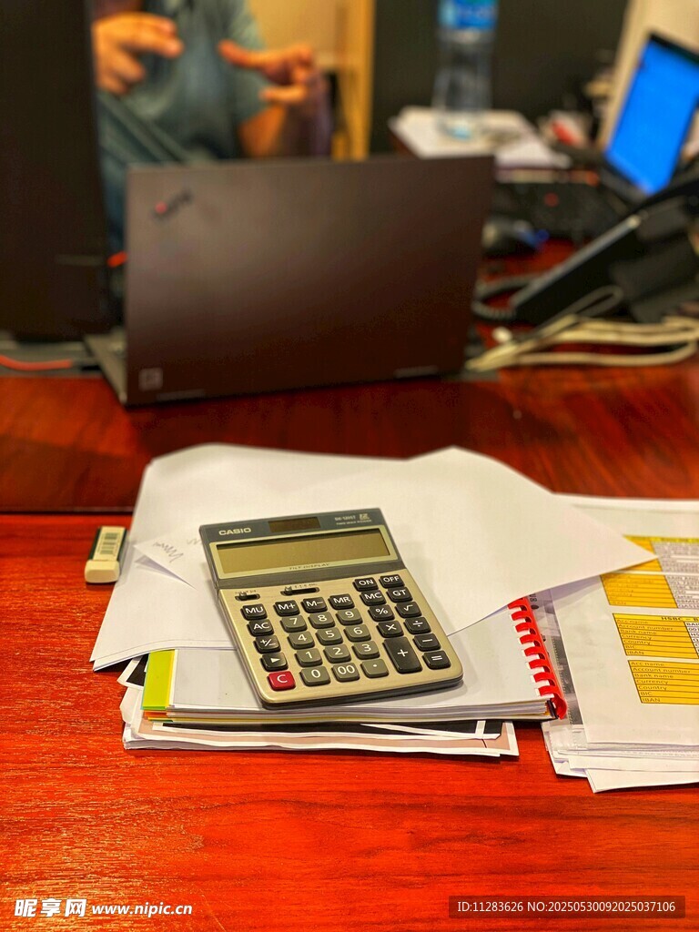 辦公桌上的計算器與文件