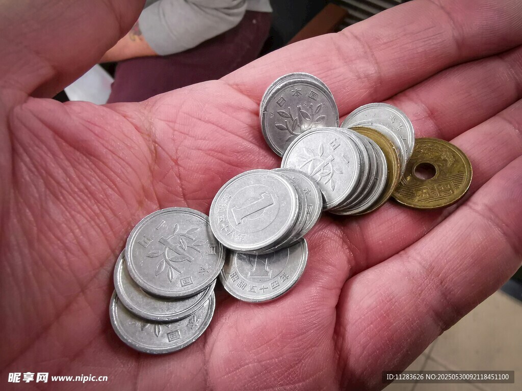 手中的多枚古幣與硬幣