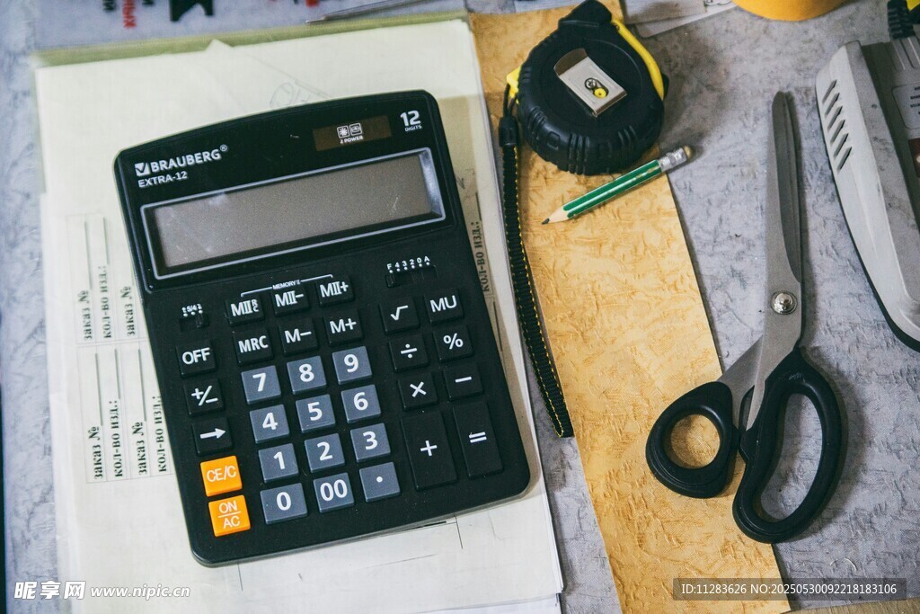 辦公桌上的計算器與工具