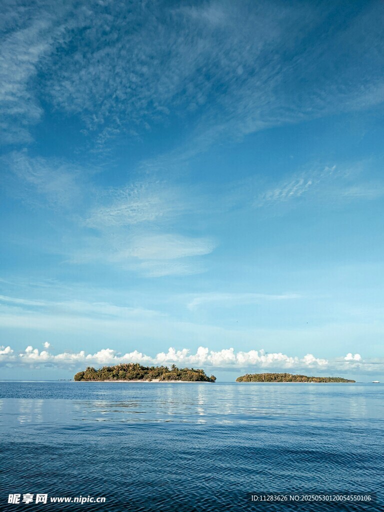 海上孤島藍天美景
