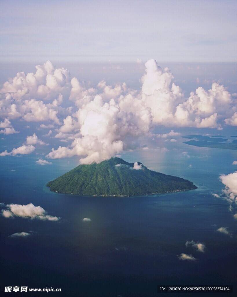 海上孤島云霧繚繞美景