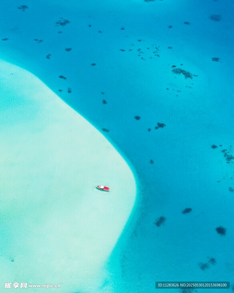 俯瞰碧海白沙中的小船