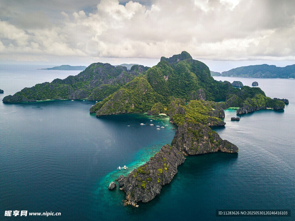 海上蔥郁島嶼風光