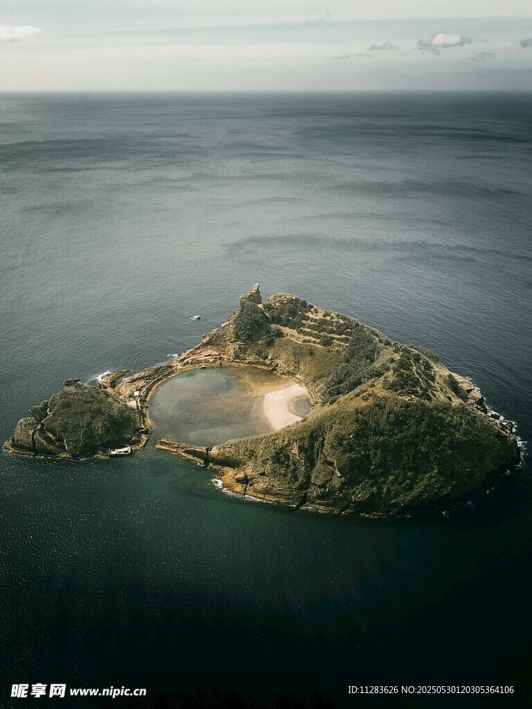 海上孤島夜景