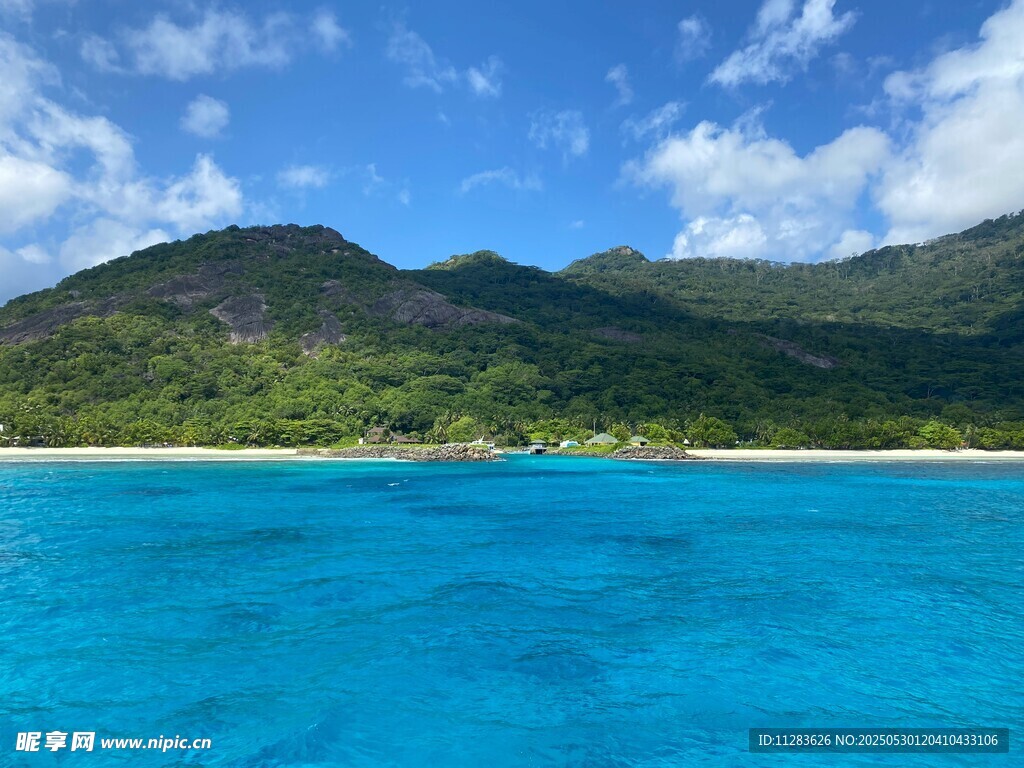 碧海青山的美麗海濱風光