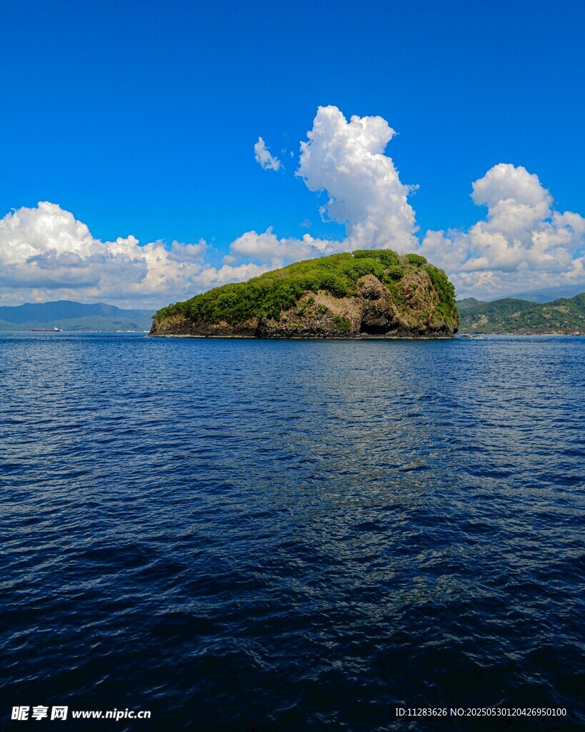 海上孤島藍(lán)天白云美景