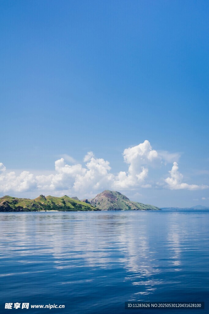 寧靜海島旁的澄澈藍色水域