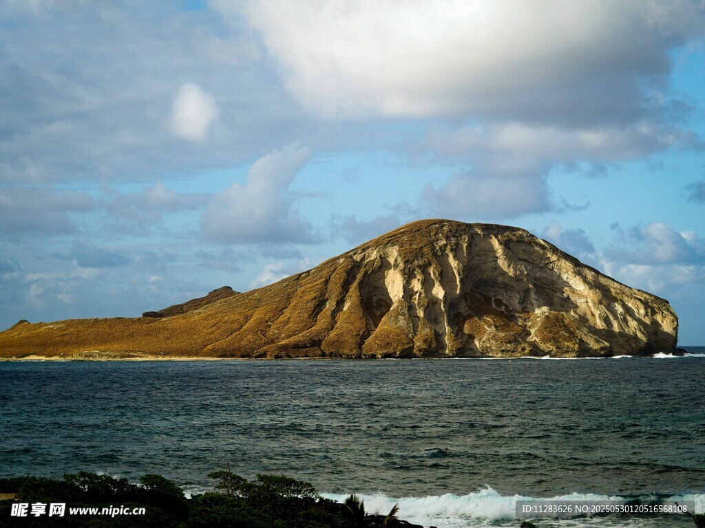 海上孤山美景