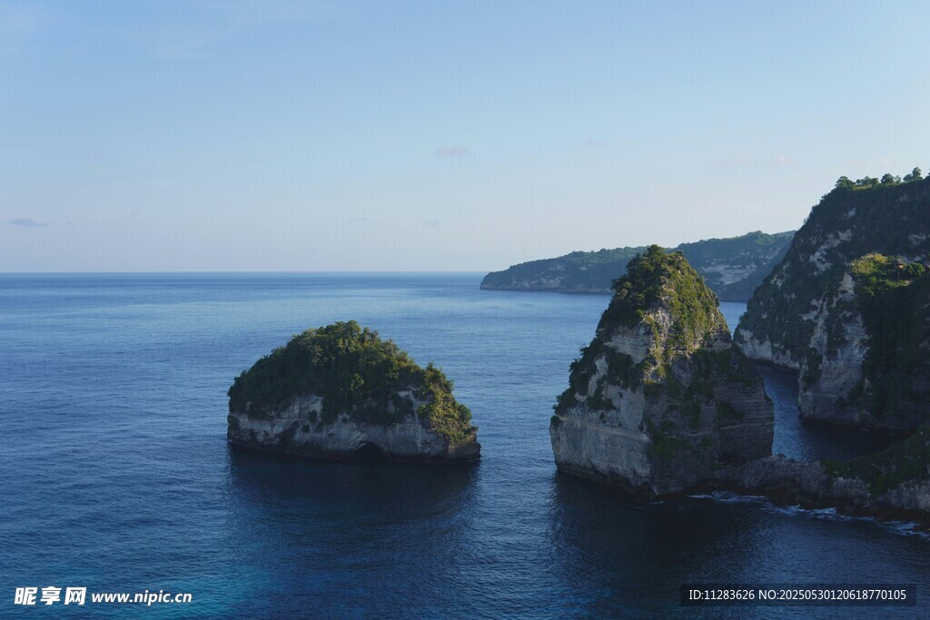 海上嶙峋礁石景觀