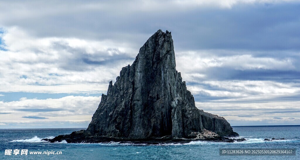海中孤峰巖石景觀