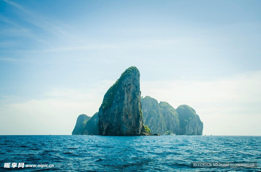 海上孤巖美景