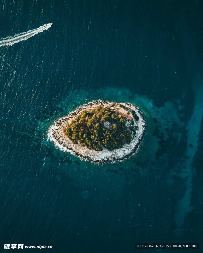 海中孤島航拍美景