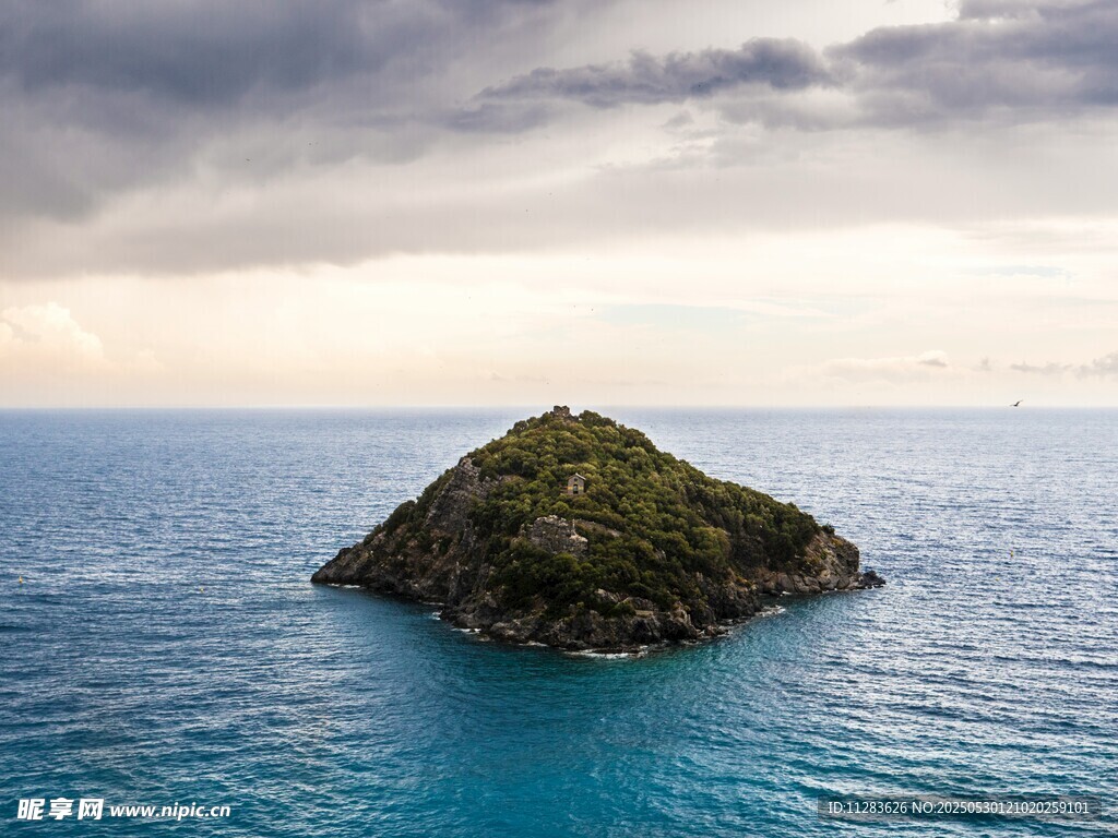 海中孤島上的自然景致