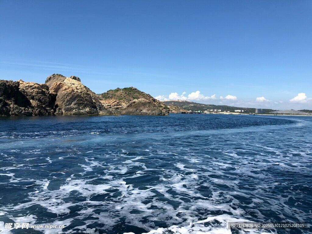 海上風光遠眺壯麗礁石