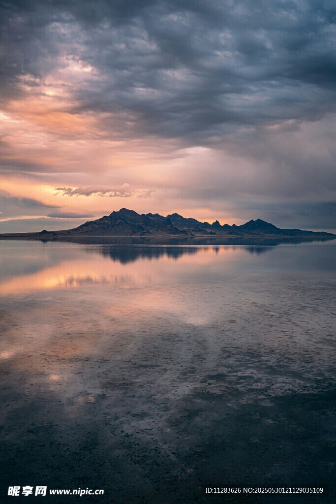 日落時分湖面與遠山美景