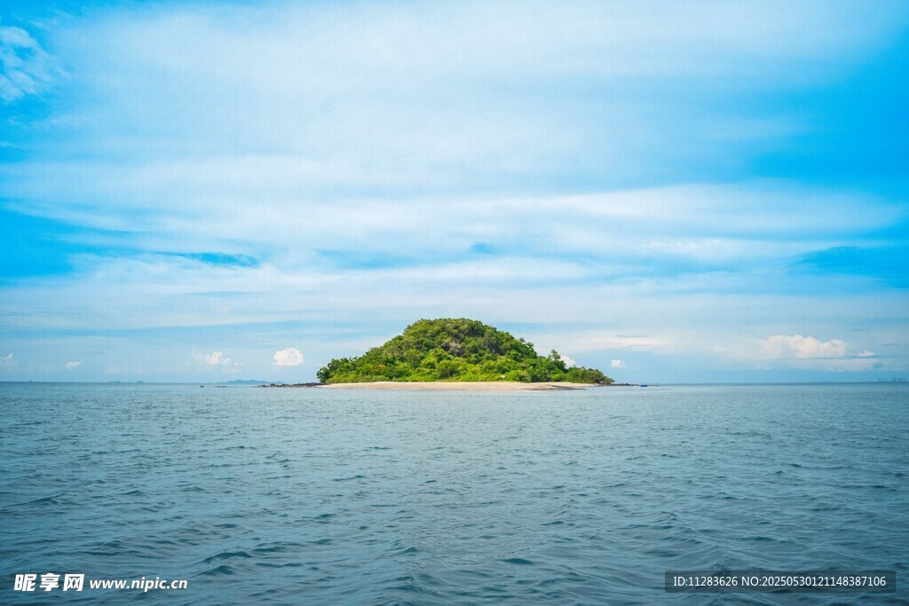 海上孤島 藍天白云美景