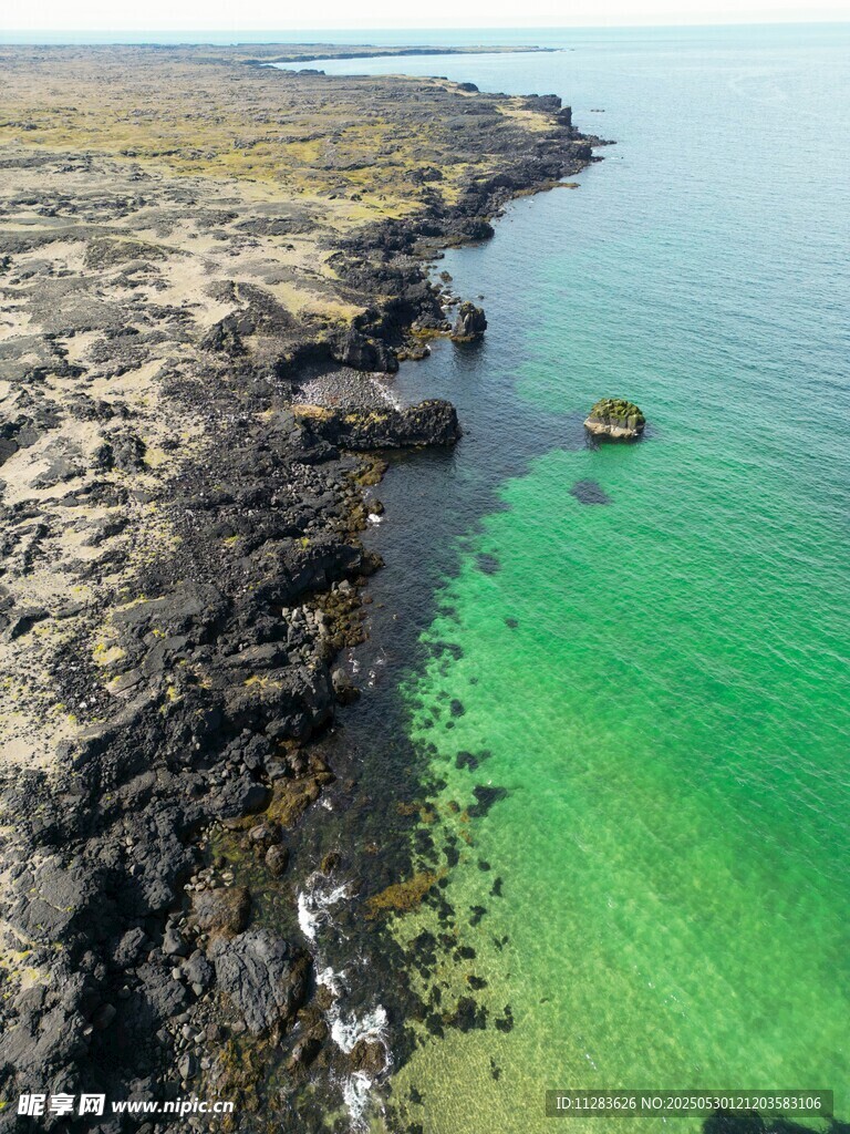 海岸美景 碧綠海水與礁石