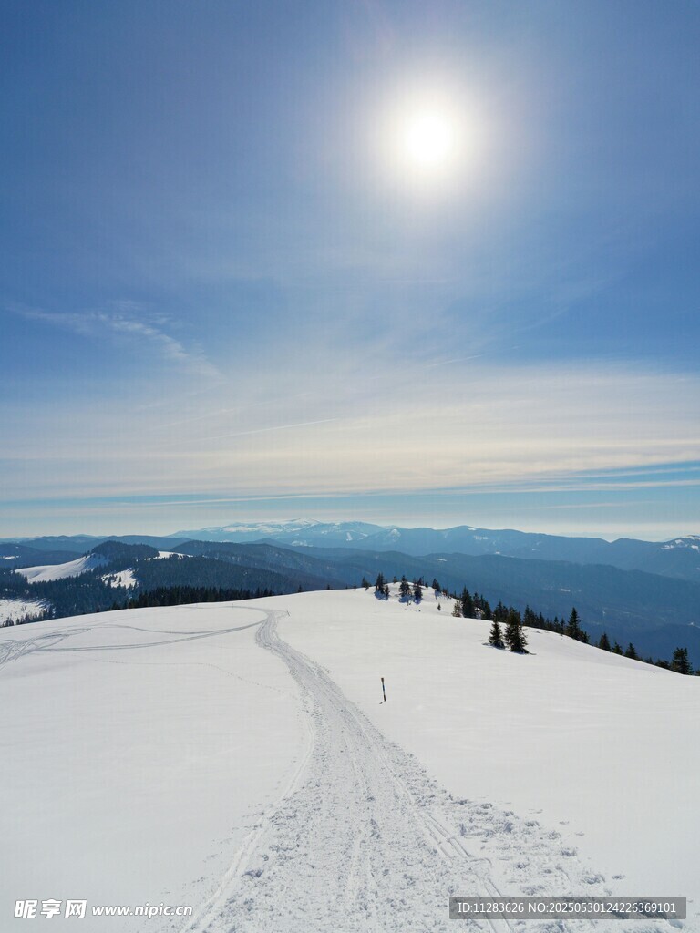 雪山頂上的陽光之路