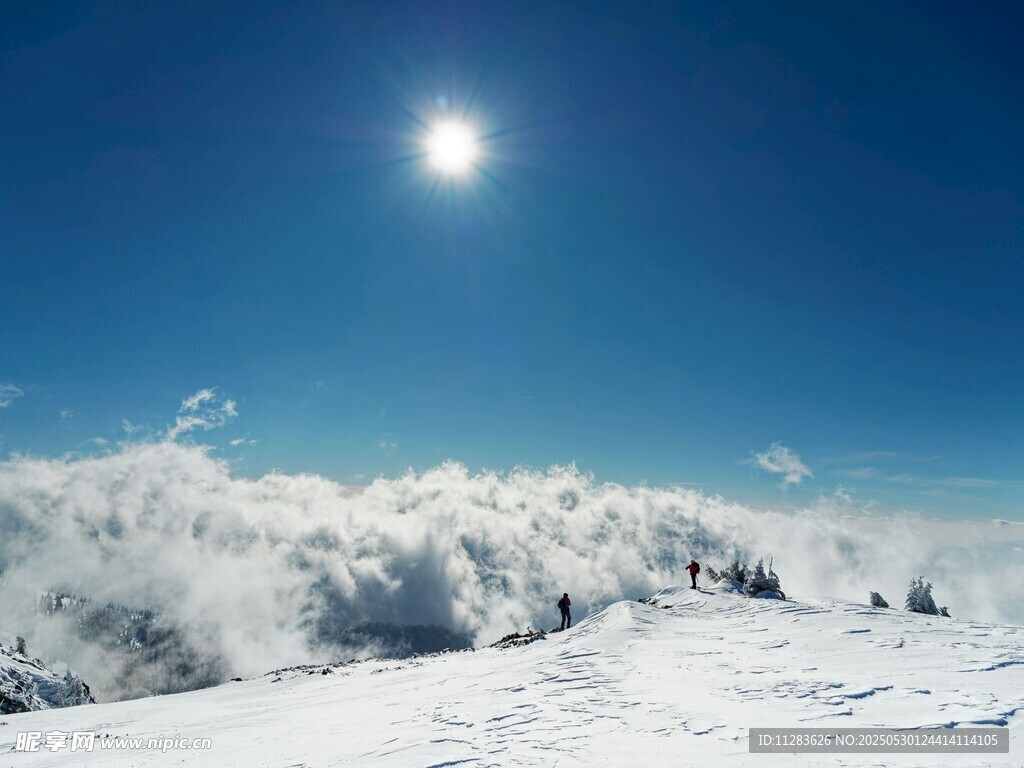 雪山頂上的耀眼陽光