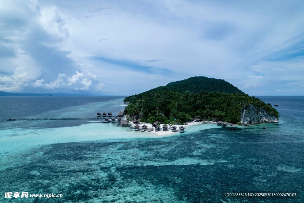 海上小島與水上屋美景