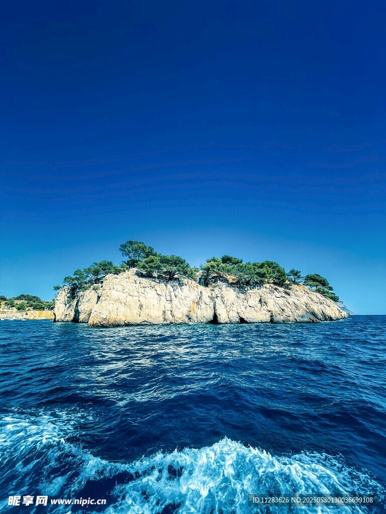 海上孤巖美景