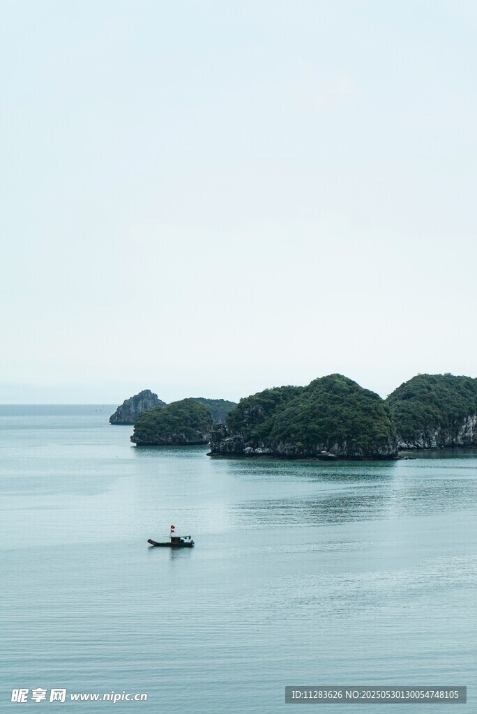 海上孤舟與蔥郁島嶼