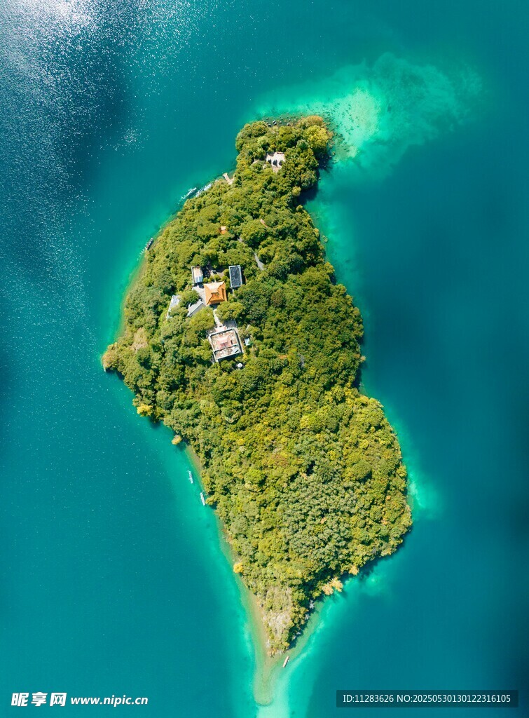 翠綠海島浮于碧藍(lán)海面