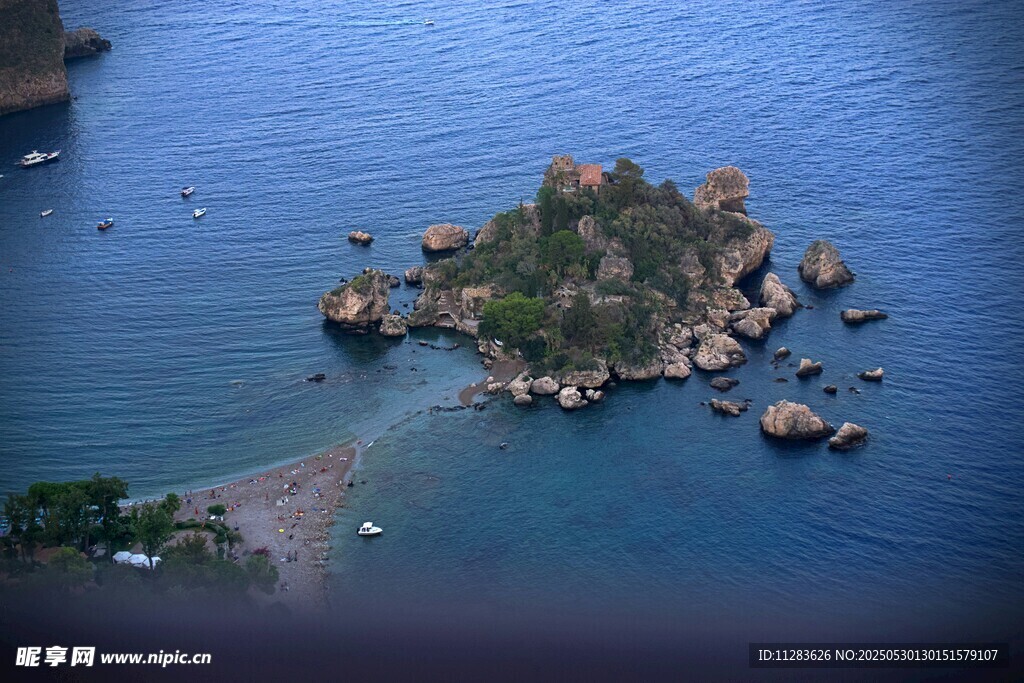 海中孤島景色秀麗