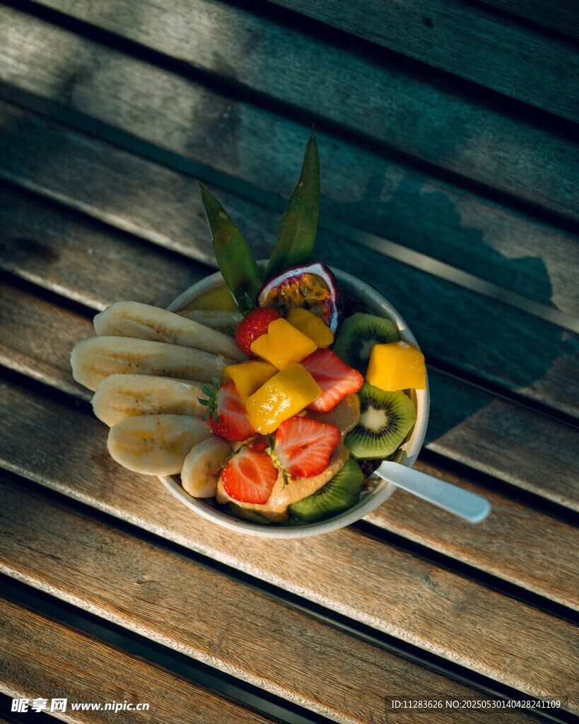 木桌上的多彩蔬果沙拉