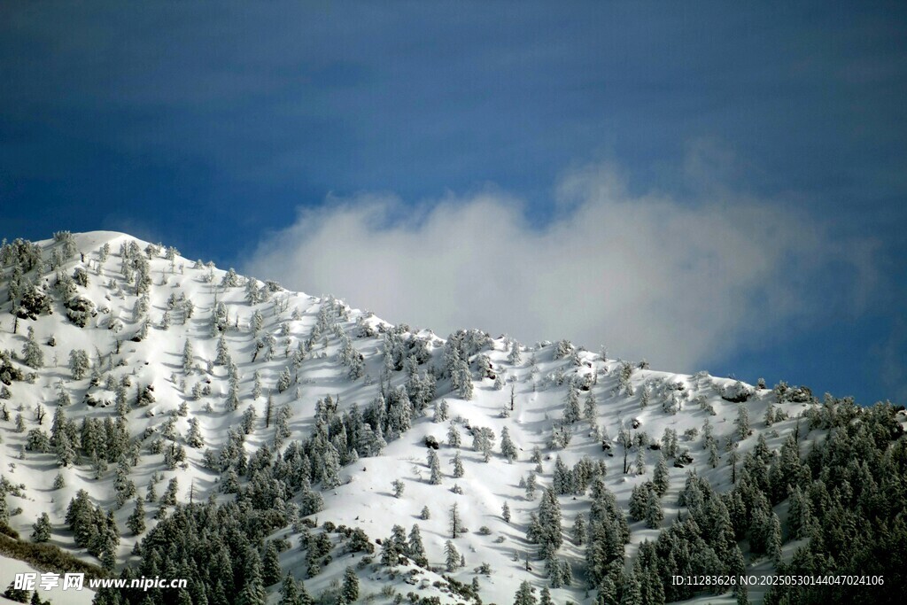 雪山云景