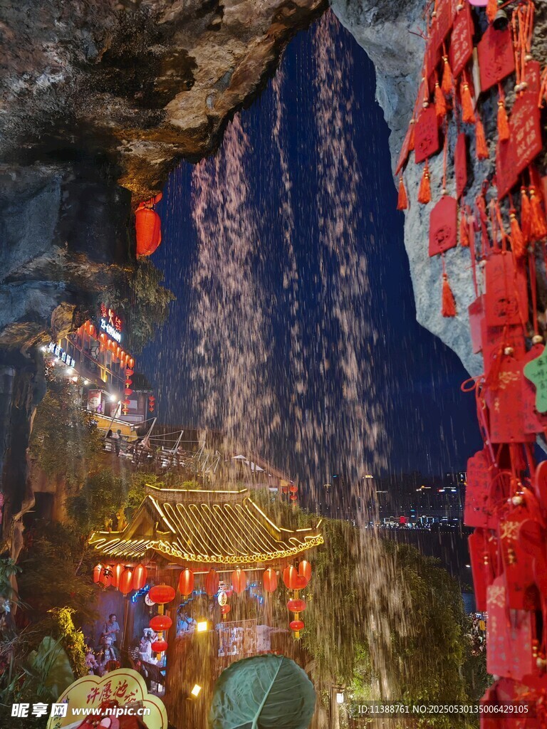 夢幻溶洞中的中式景觀