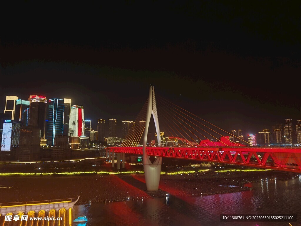 重慶夜景中的璀璨橋梁